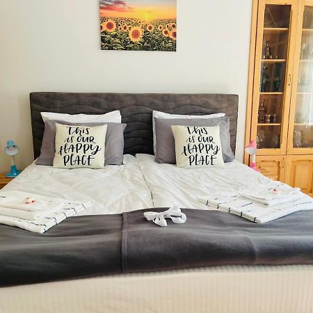 Spacious 2 Bedrooms In The Center Of Jereván Kültér fotó