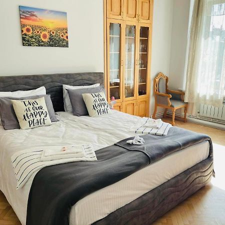Spacious 2 Bedrooms In The Center Of Jereván Kültér fotó