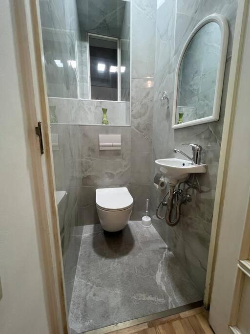 Spacious 2 Bedrooms In The Center Of Jereván Kültér fotó
