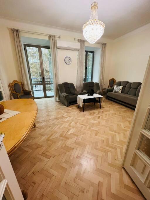 Spacious 2 Bedrooms In The Center Of Jereván Kültér fotó