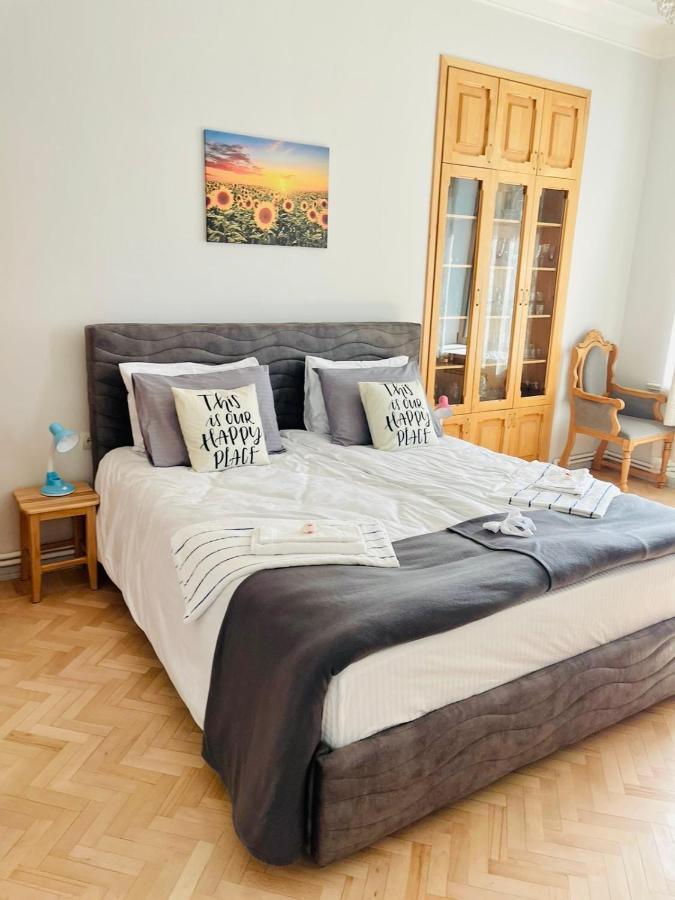 Spacious 2 Bedrooms In The Center Of Jereván Kültér fotó