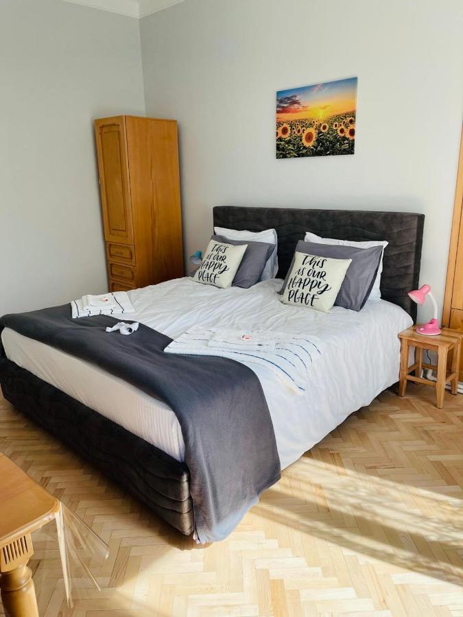 Spacious 2 Bedrooms In The Center Of Jereván Kültér fotó