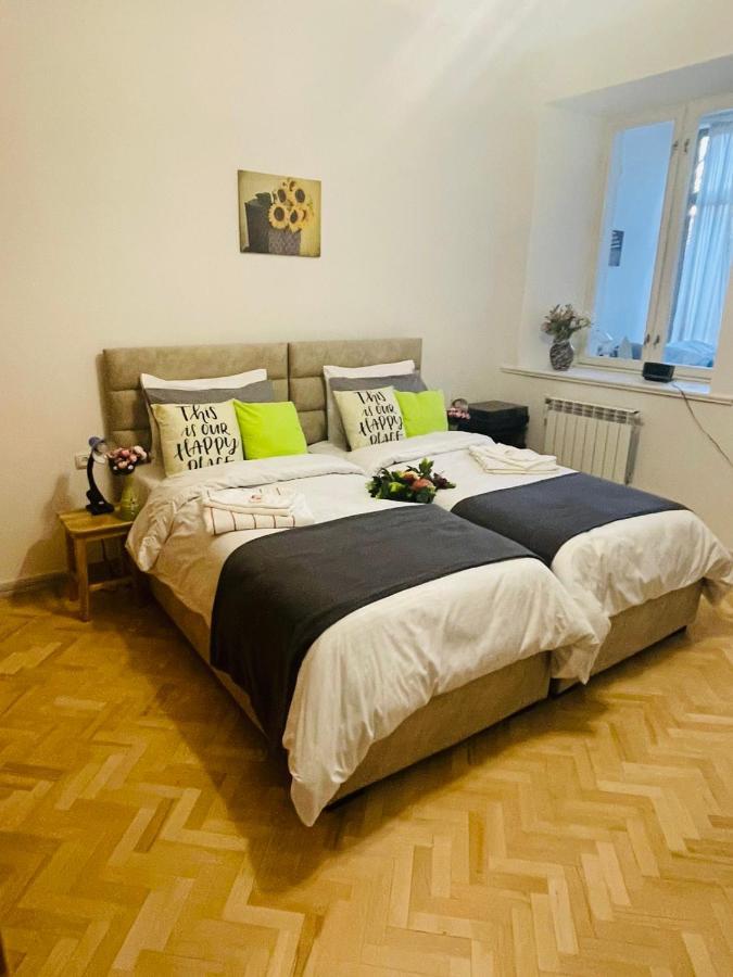 Spacious 2 Bedrooms In The Center Of Jereván Kültér fotó